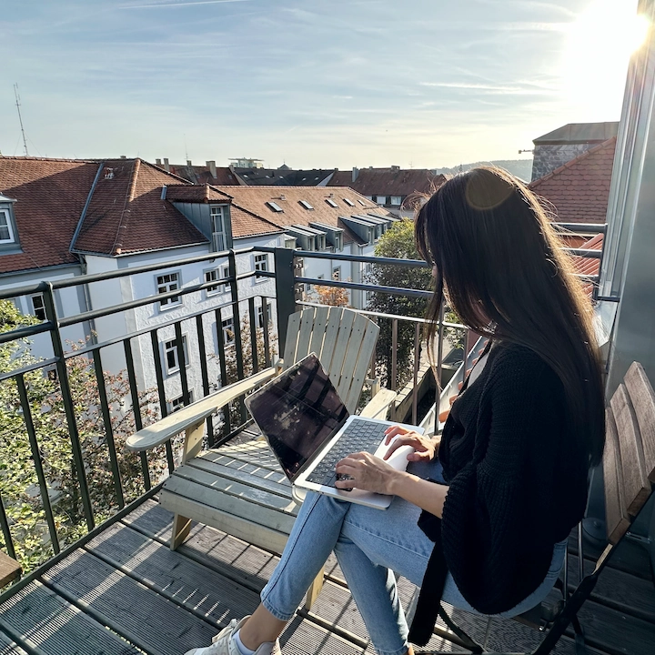 Laura arbeitet in der Sonne